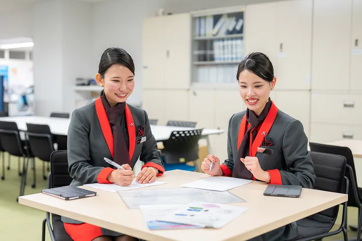 先任客室乗務員として、チームワークや後輩との連携で意識していることは何ですか？