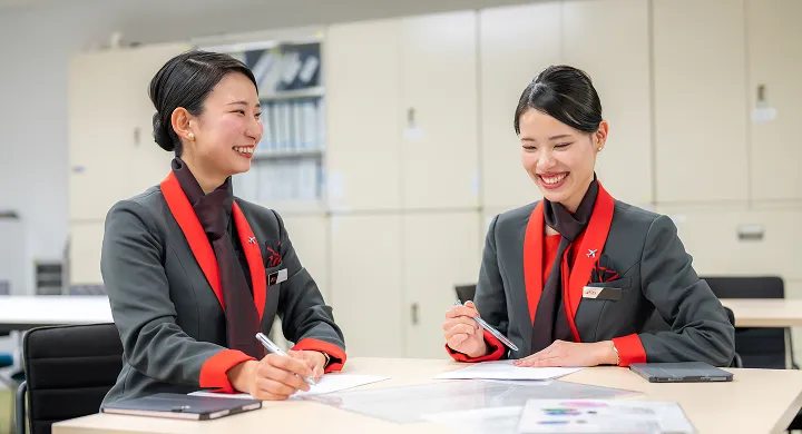 少人数で1機を担当するFDAの客室乗務員ならではの、面白さは何ですか？