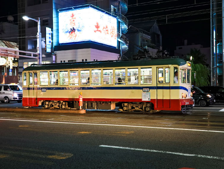 夜の街を走る路面電車「とさでん」