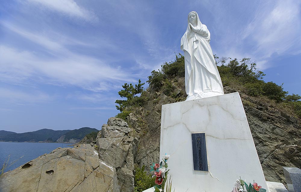 岬に立つマリア像