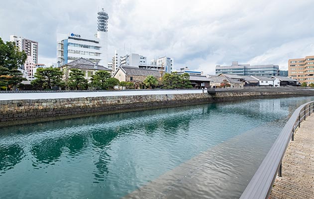 出島と長崎市の街並み