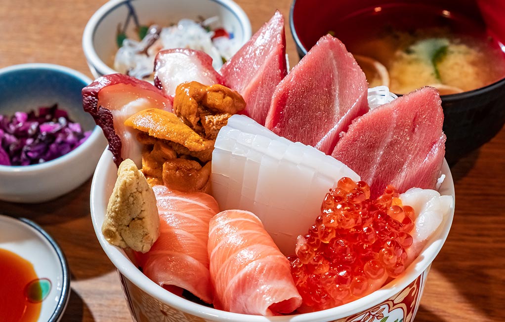 てんこ盛りの海鮮丼