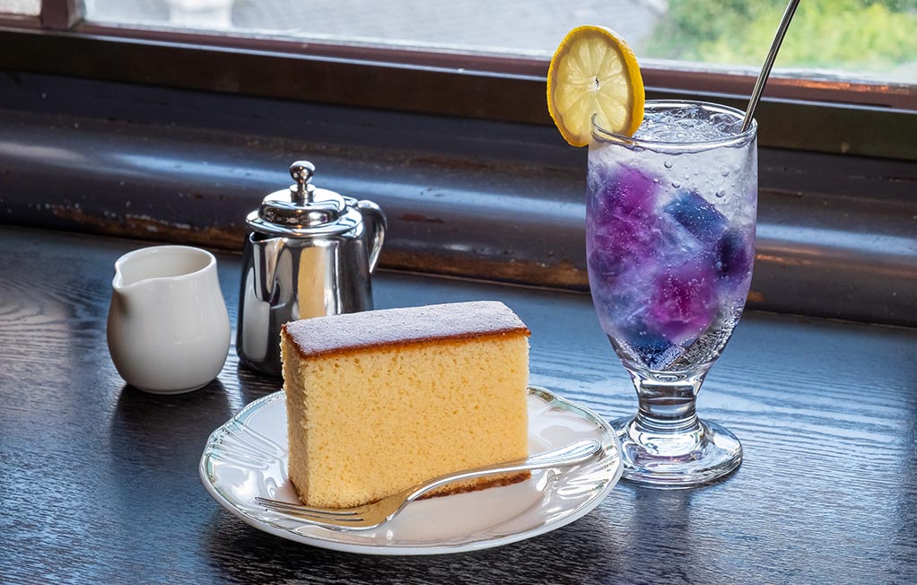 「自由亭喫茶室」の長崎カステラと紫陽花ゼリーソーダ