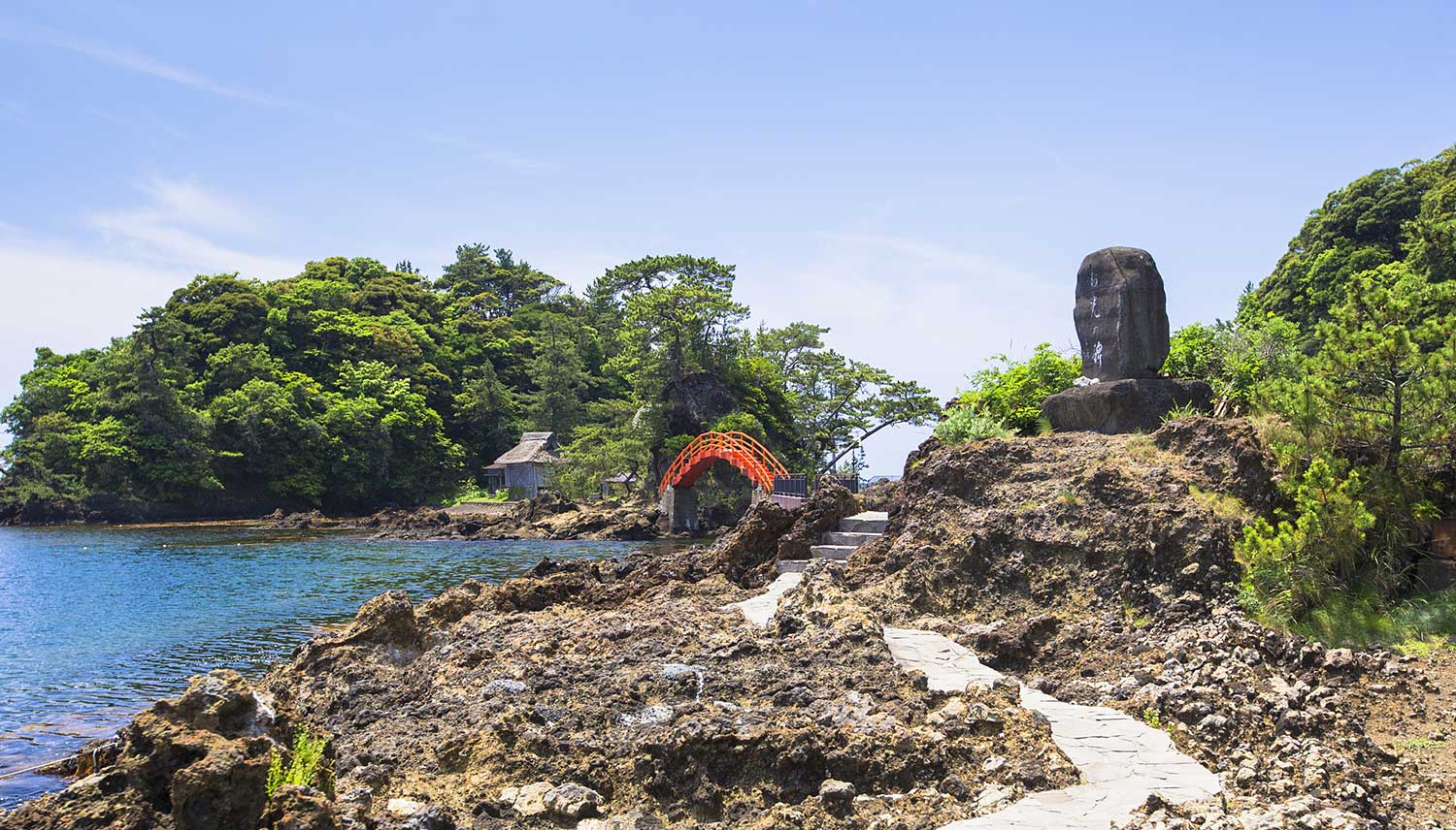 岩礁が多い佐渡の海岸線