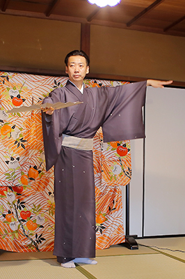 運がよければ男性の芸者、幇間(ほうかん)の喜久治さんが舞台に立つことも