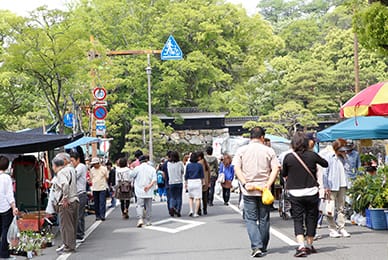 歴史も長さも日本一！ 伝統の朝市へ