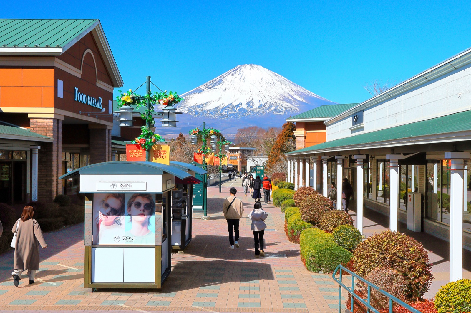富士山を望む御殿場プレミアム・アウトレットの通り