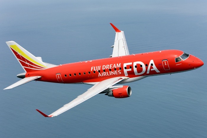上空を飛行するFDAの機体