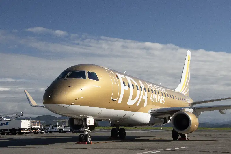 静岡空港の駐機場に佇むゴールドのFDA機