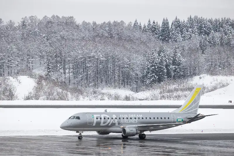 雪景色の青森空港とシルバーの10号機