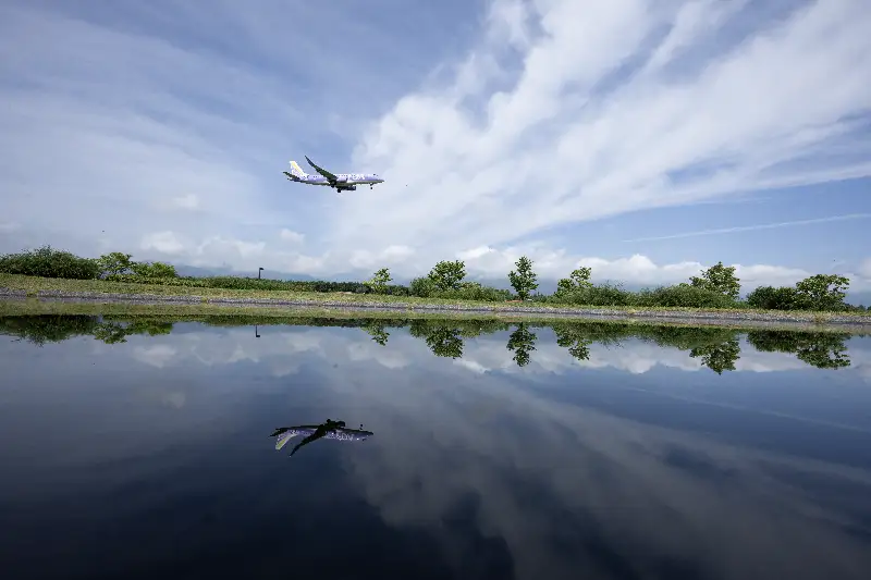 松本空港で水鏡に映るバイオレットの16号機