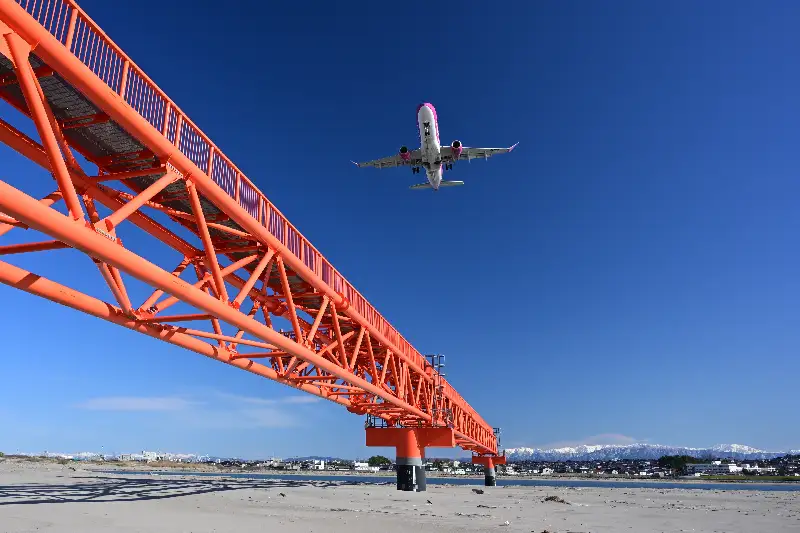 阿賀野川河口から見た新潟空港へ最終進入するローズピンクの15号機